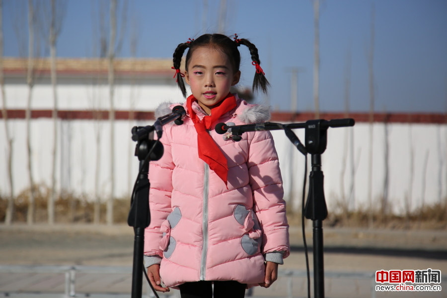 2017年11月22日，甘肃省酒泉市瓜州县广至乡藏族中心小学，三年级的藏族学生李建蓉作为武警春蕾女童班的学生代表发言。中国网记者 黄富友 摄