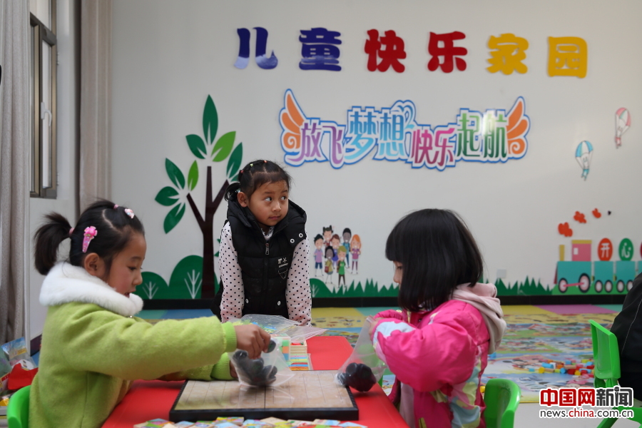 2017年11月22日，甘肃省酒泉市瓜州县广至乡，广至藏族乡武警“儿童快乐家园”里的女孩们。中国网记者 陈维松 摄