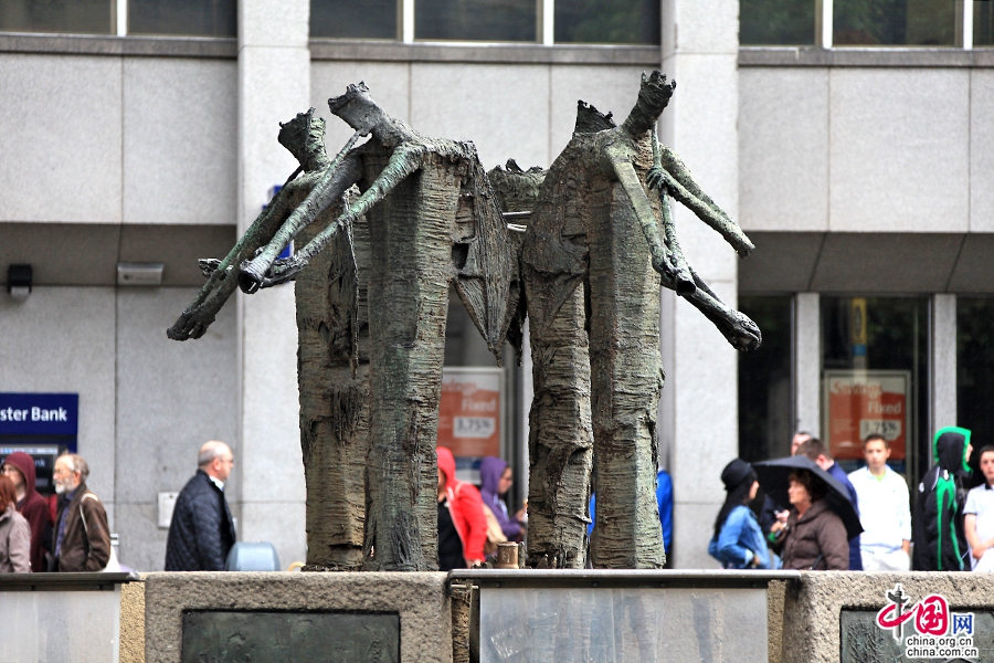 皮尔斯街广场上的现代雕塑《和谐》