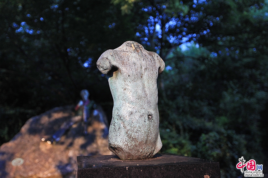 王尔德纪念碑上的裸体男子代表了他的性取向