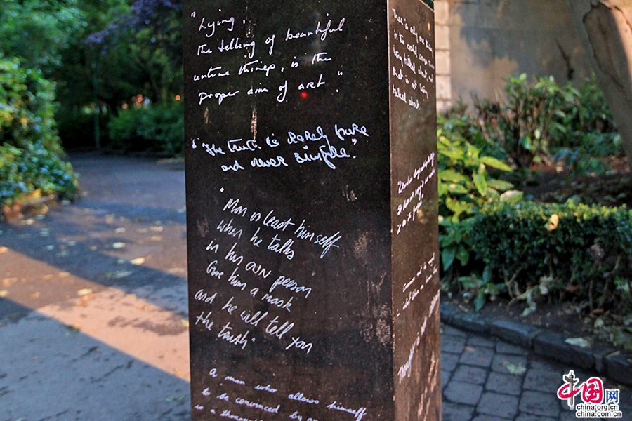 王尔德纪念碑上刻满他的手书名言