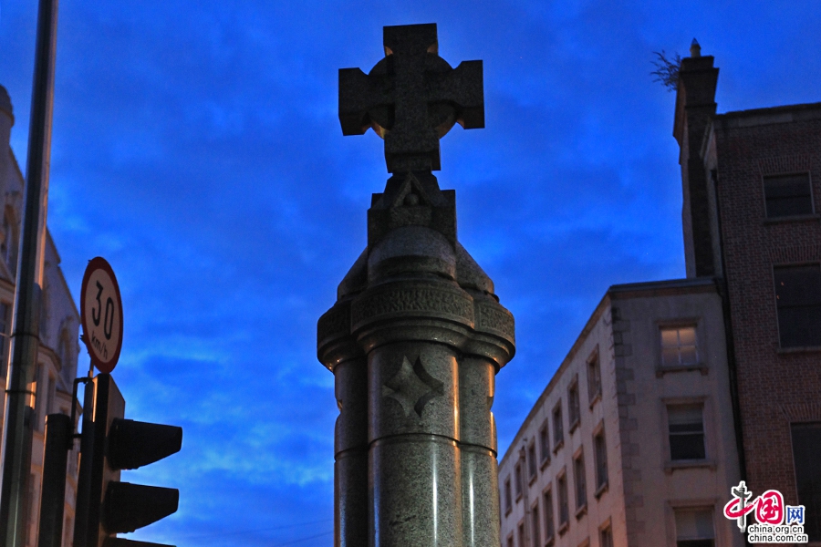 都柏林利菲河南岸街头的凯尔特十字架
