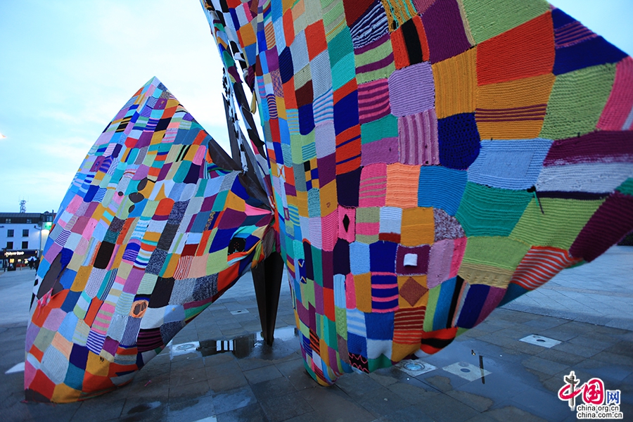 艾尔广场中心是双桅渔船雕塑