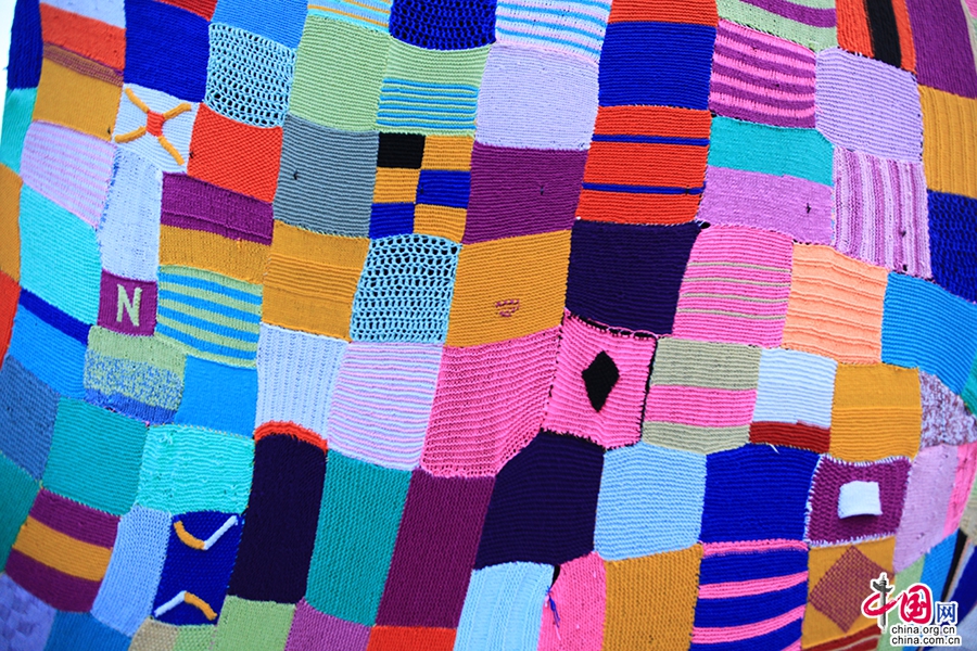 雕塑外面包裹上了各种装饰