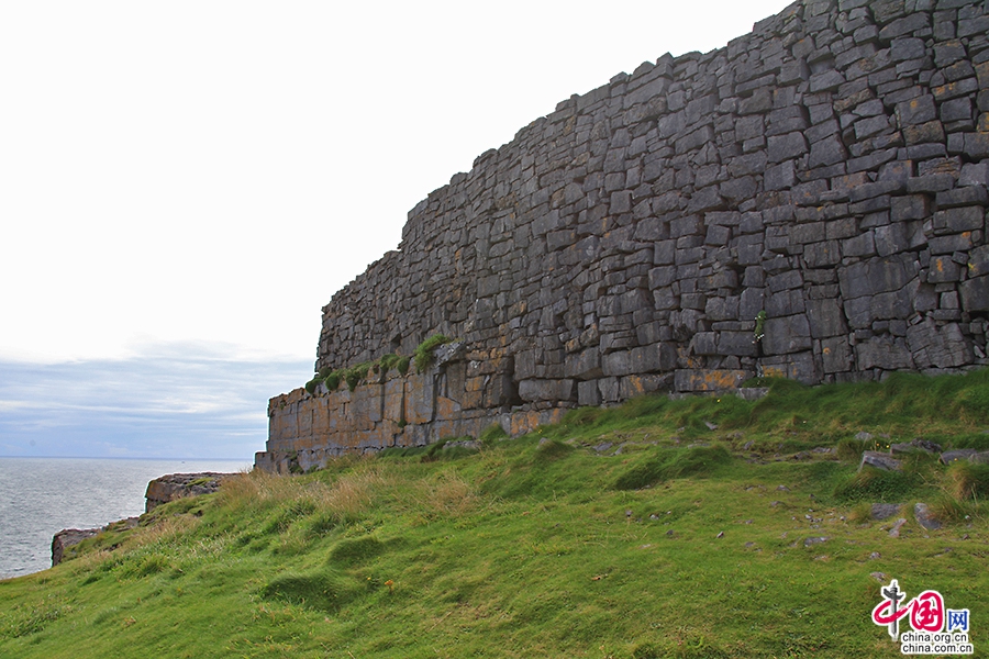 安格斯堡外围是4米厚的石头墙