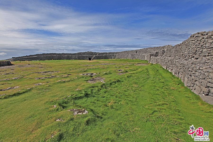 安格斯堡石头墙将堡垒团团围住