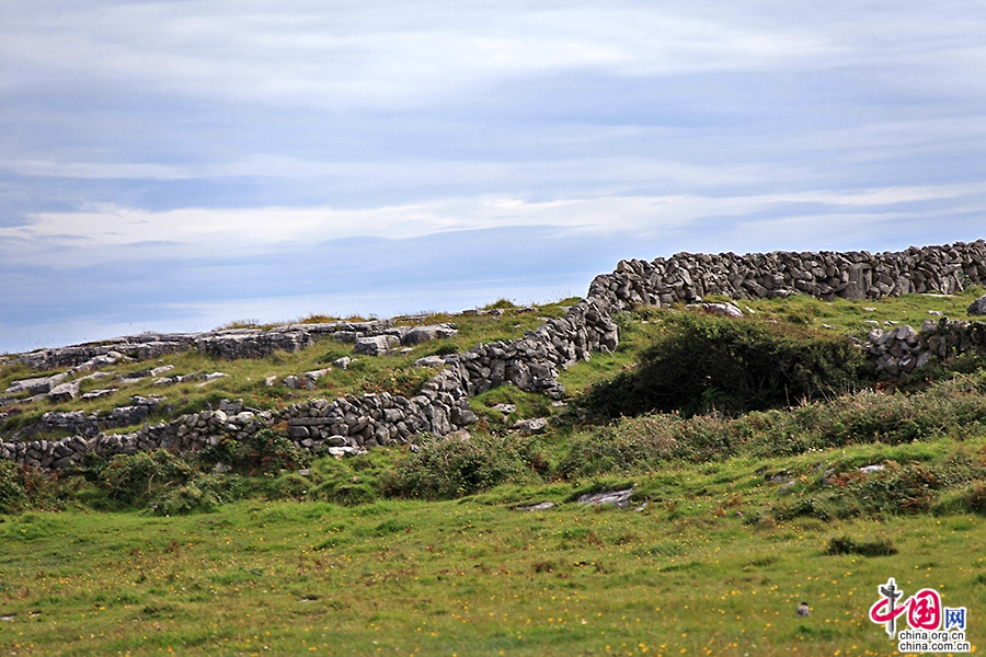 在山间回望因希莫尔岛风光