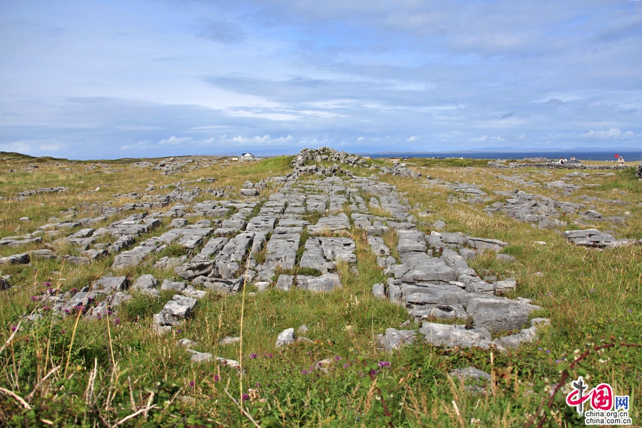 在山间回望因希莫尔岛风光