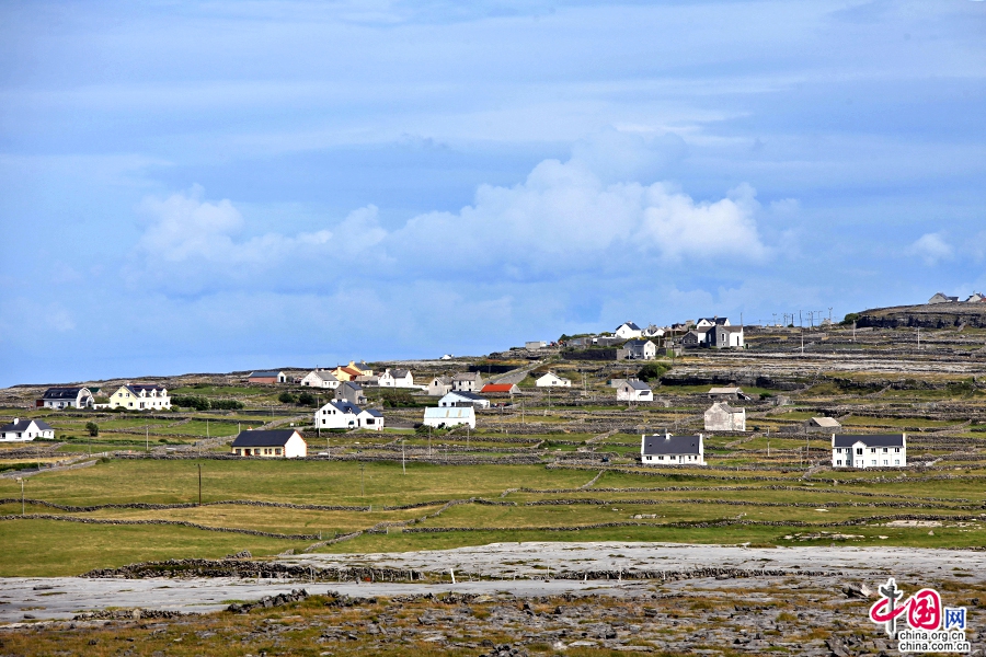 在山间回望因希莫尔岛风光
