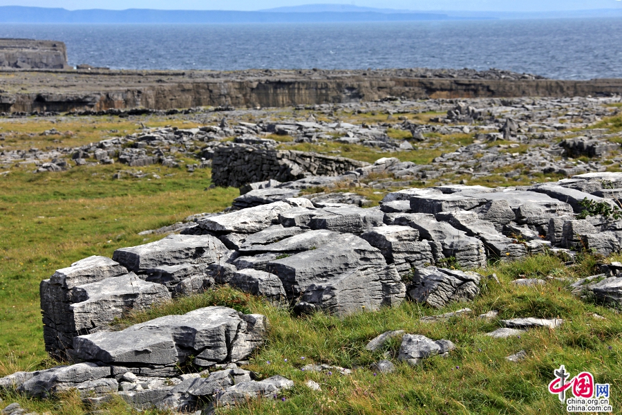 在山间回望因希莫尔岛风光