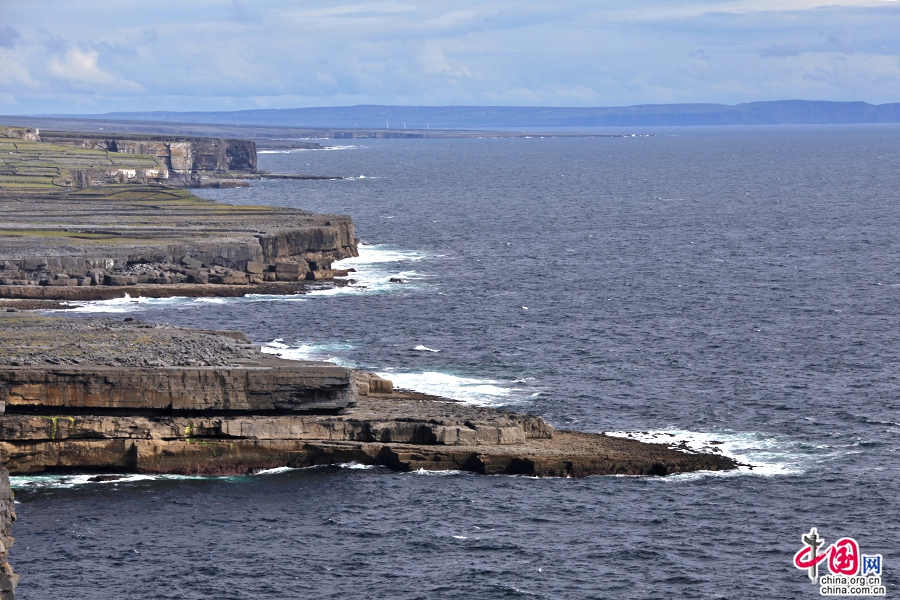 从安格斯堡俯瞰连绵的海岸线