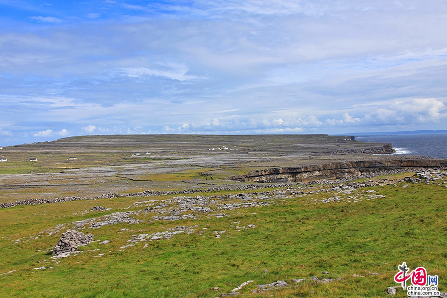 从安格斯堡俯瞰连绵的海岸线