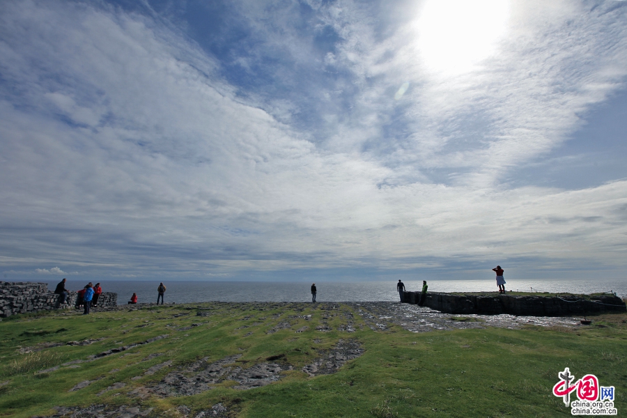 从安格斯堡俯瞰连绵的海岸线