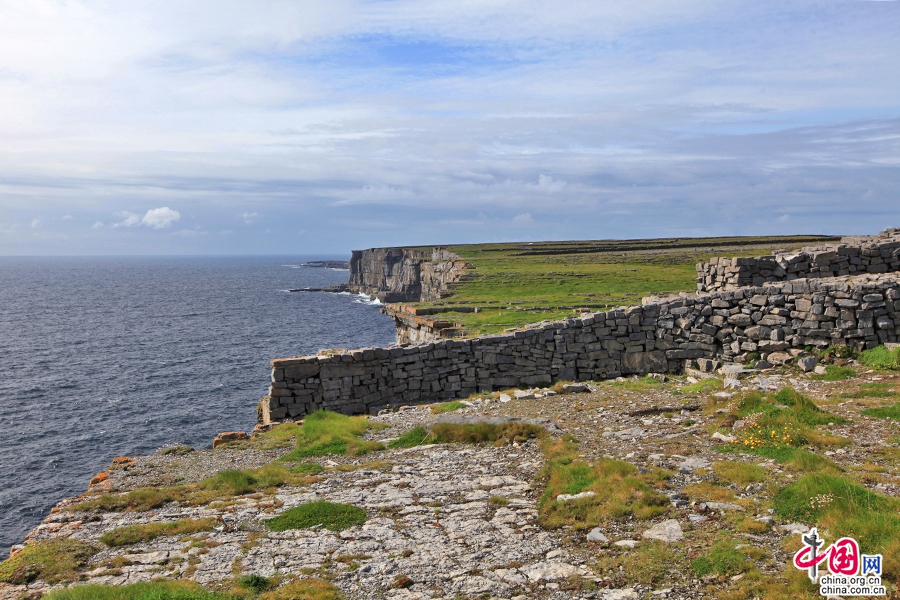 从安格斯堡俯瞰连绵的海岸线