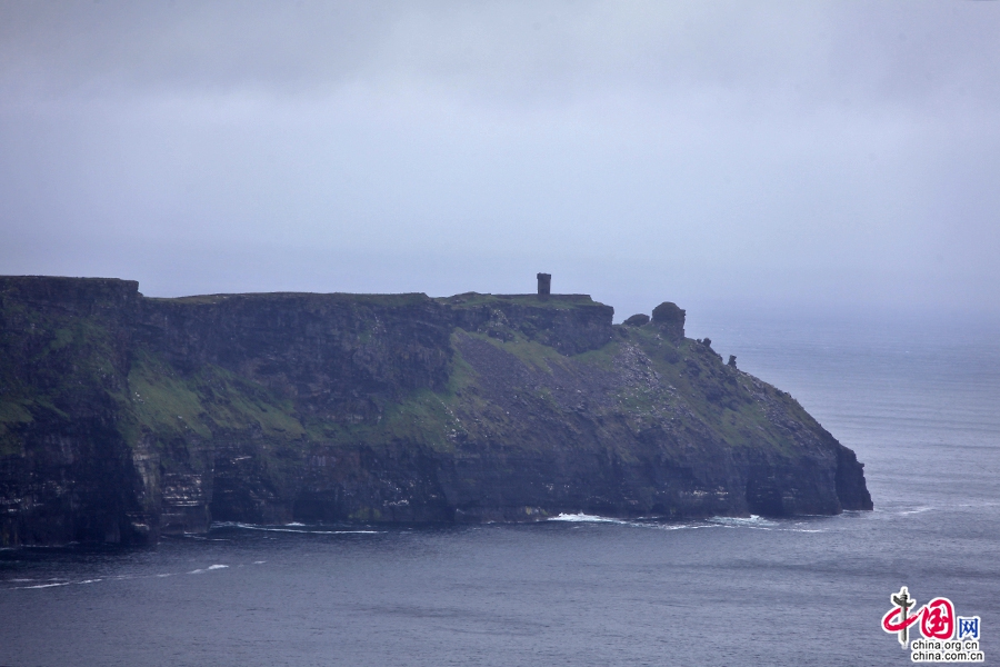 莫赫悬崖笔直高高地矗立在大洋边