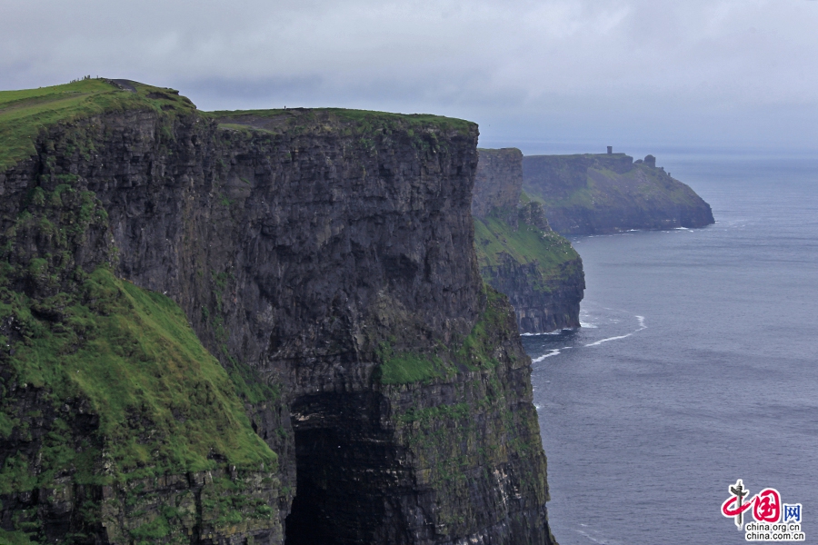 莫赫悬崖黑褐色的峭壁呈锯齿状