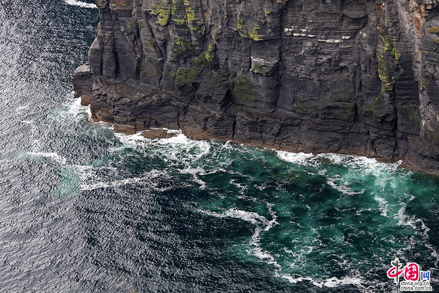 莫赫悬崖黑褐色的峭壁呈锯齿状