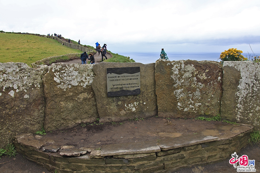 莫赫悬崖为在此遇难的人立的纪念碑