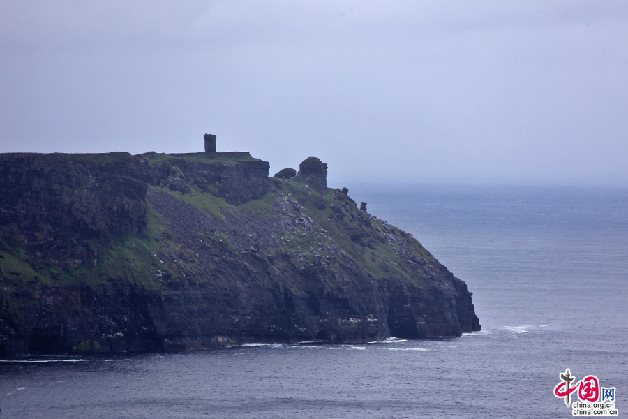 莫赫悬崖由纳缪尔页岩和砂岩构成