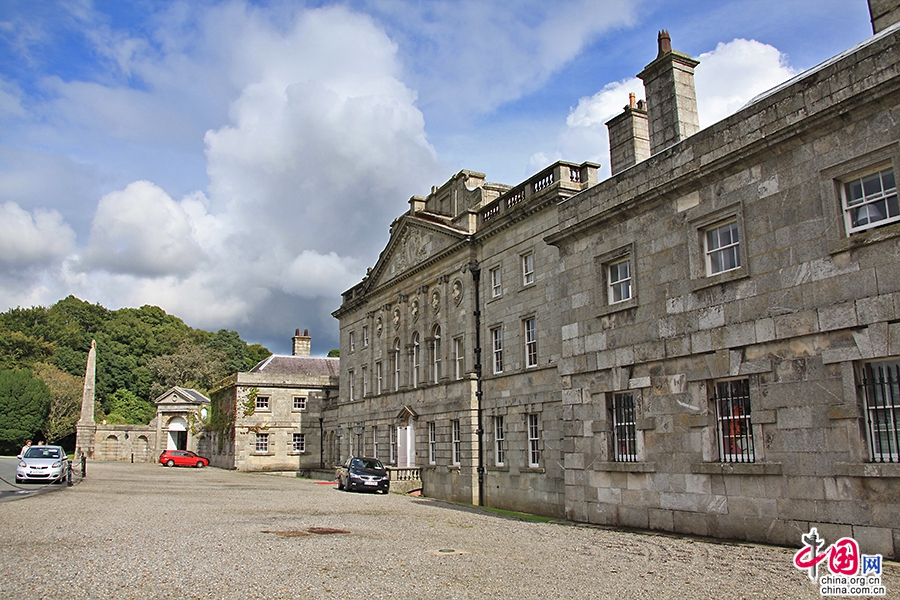 宝尔势格庄园主建筑北面