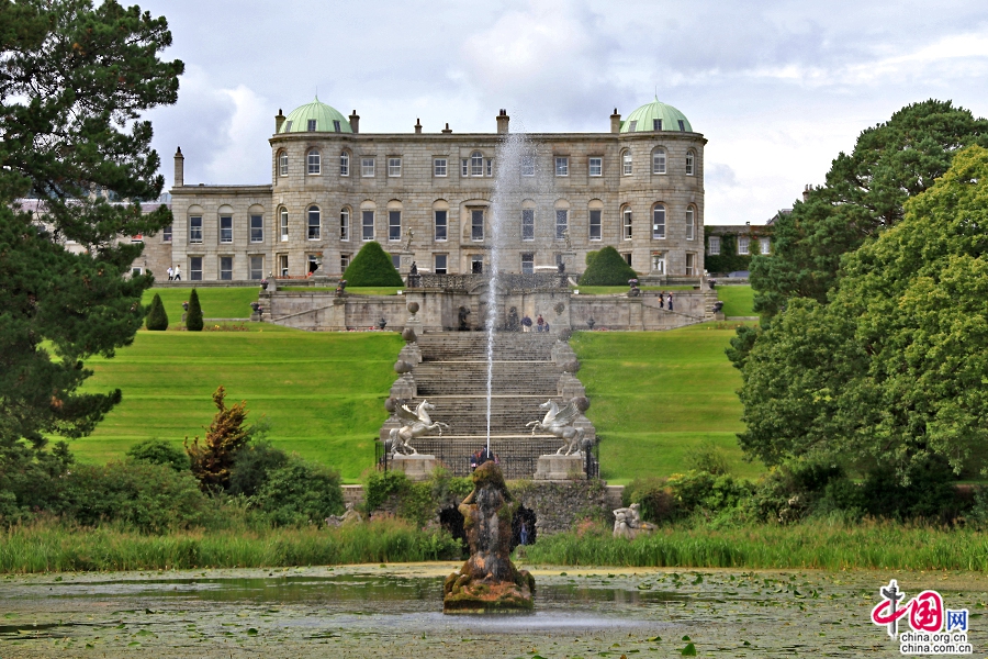 宝尔势格庄园主建筑南面全景