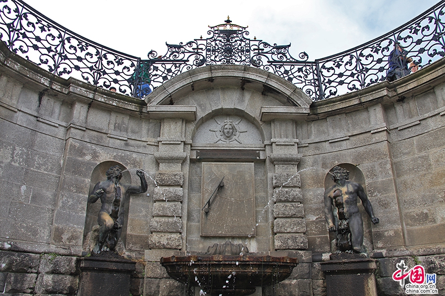 宝尔势格庄园主建筑台阶下侧的喷泉