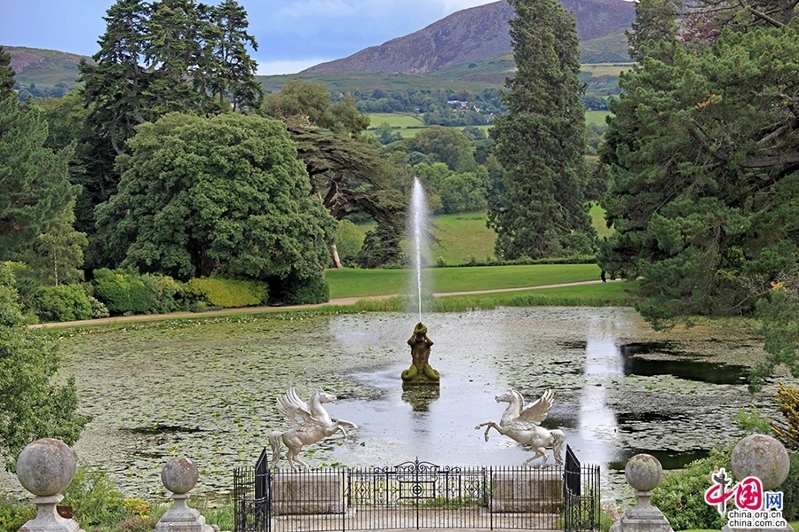 宝尔势格庄园花园最南端是中心池塘