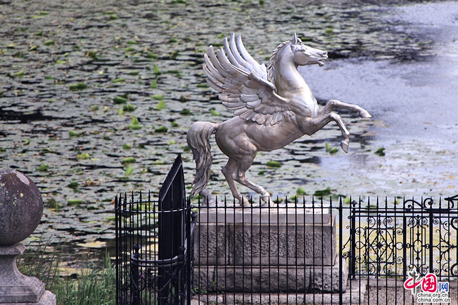 宝尔势格庄园中心池塘入口的飞马雕塑