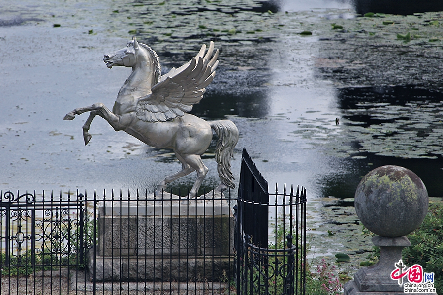 宝尔势格庄园中心池塘入口的飞马雕塑