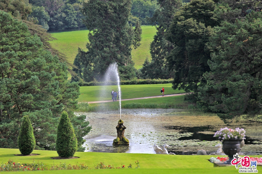 宝尔势格庄园中心池塘中央喷泉