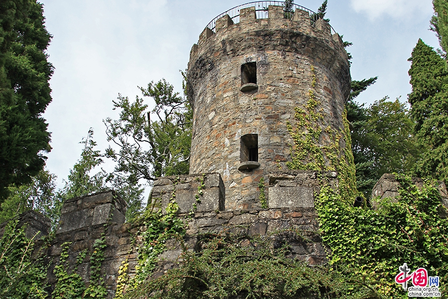 宝尔势格庄园胡椒塔是依胡椒罐的外形设计的