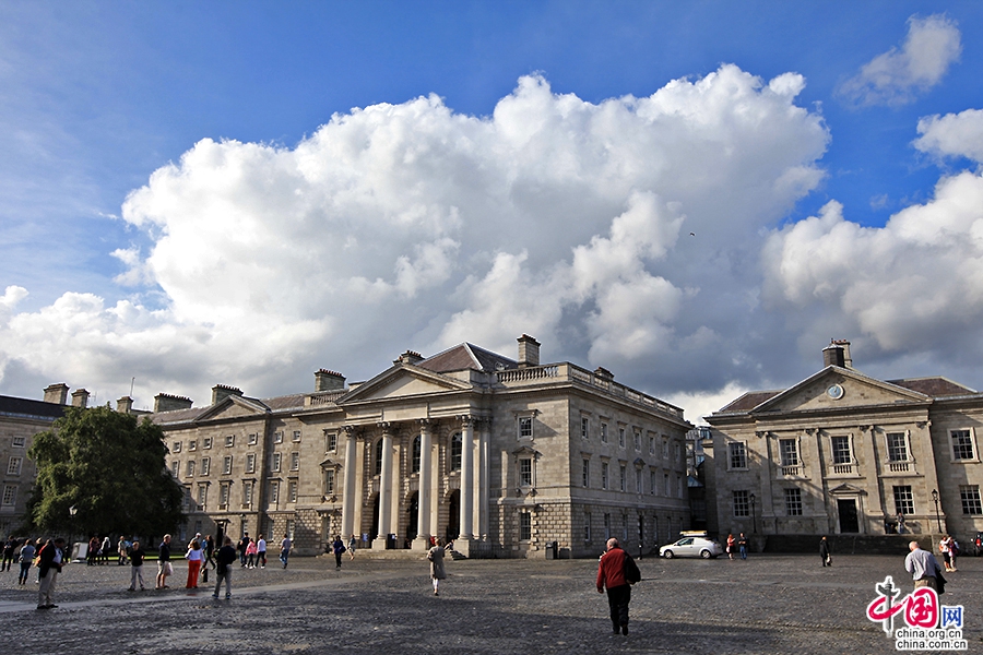 圣三一学院建于1592年