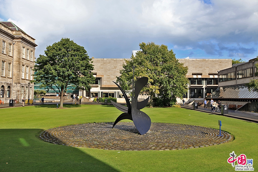 圣三一学院由英国女王伊丽莎白一世下令修建