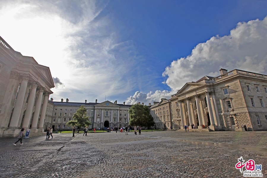 圣三一学院是参照牛津、剑桥大学模式而兴建