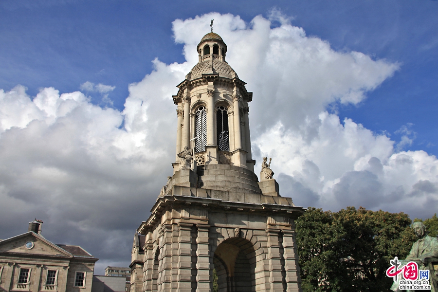 圣三一学院钟楼建于1852年