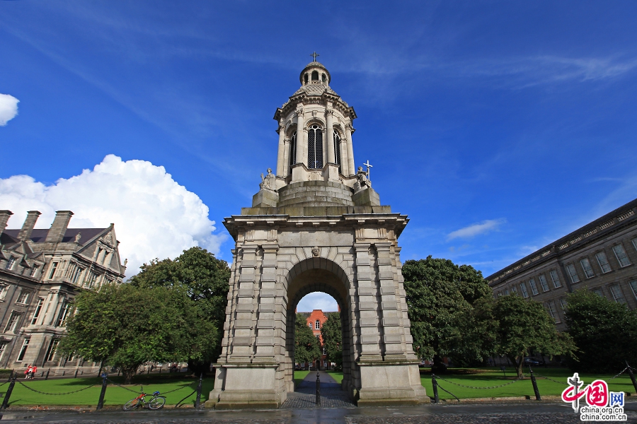 圣三一学院钟楼是学院的标志