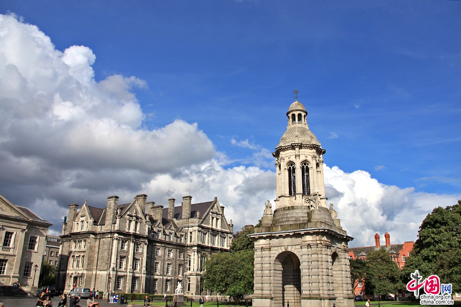 圣三一学院钟楼高30米