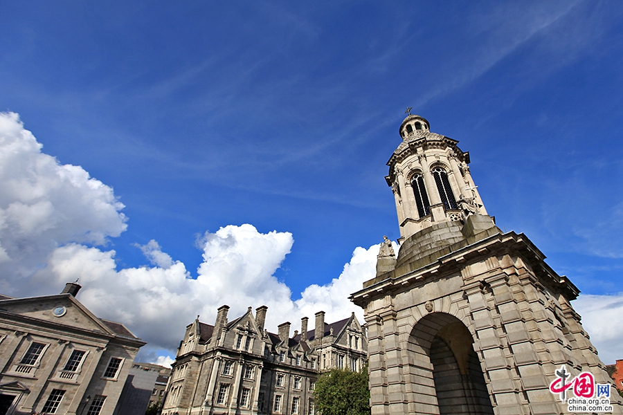 圣三一学院钟楼由建筑师爱德华列昂设计