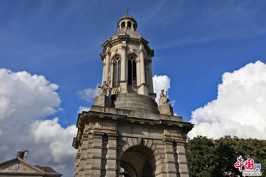 圣三一学院钟楼位于学院中心位置