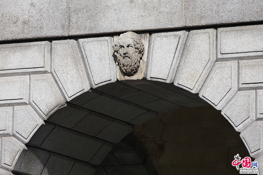 圣三一学院钟楼拱门上装饰