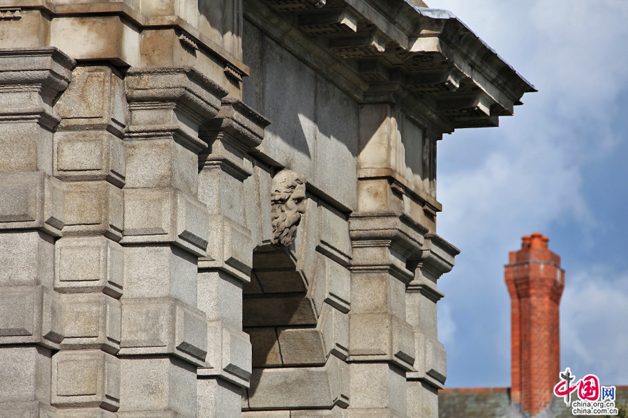 圣三一学院钟楼拱门上装饰
