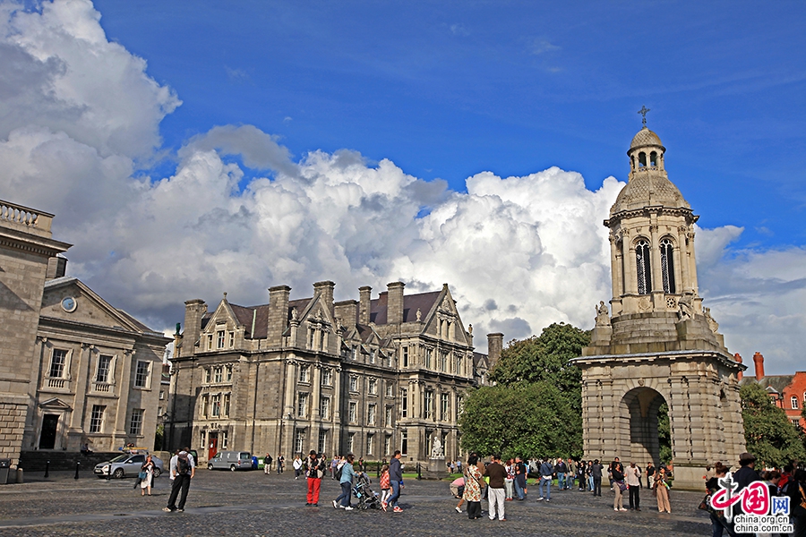 圣三一学院钟楼位于学院中心位置