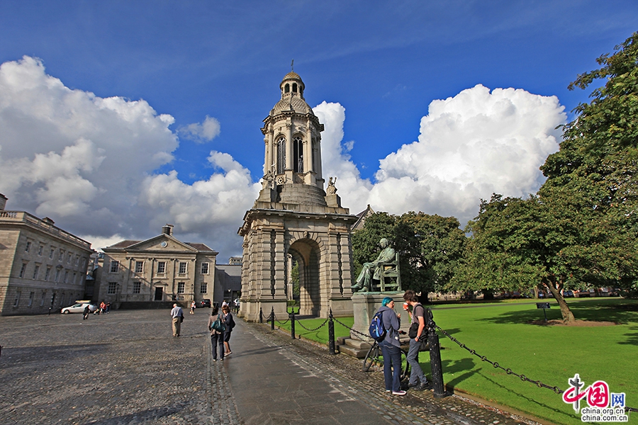 圣三一学院钟楼右侧的雕像是学院一位知名院长Lecky