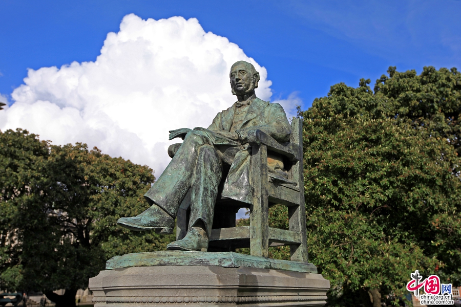 圣三一学院院长Lecky雕像