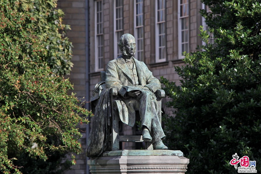 圣三一学院院长Lecky雕像