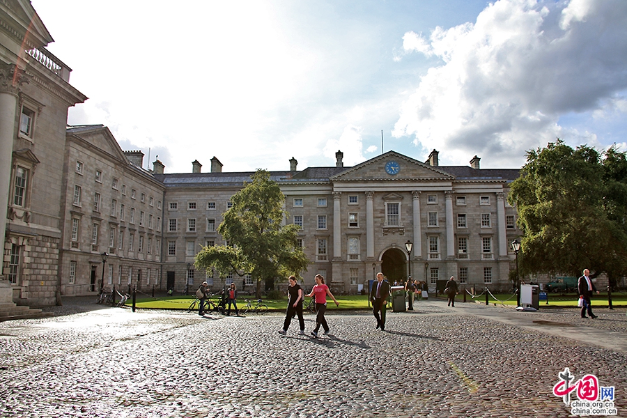 圣三一学院西大门主建筑