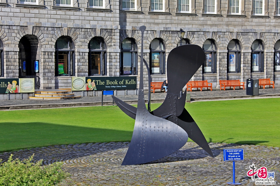 圣三一学院老图书馆前雕塑