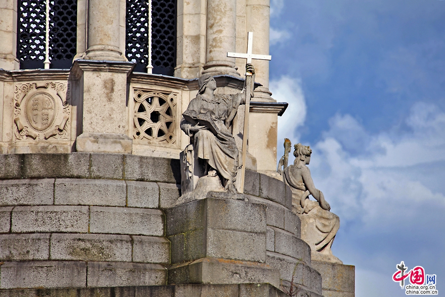 圣三一学院钟楼上雕塑
