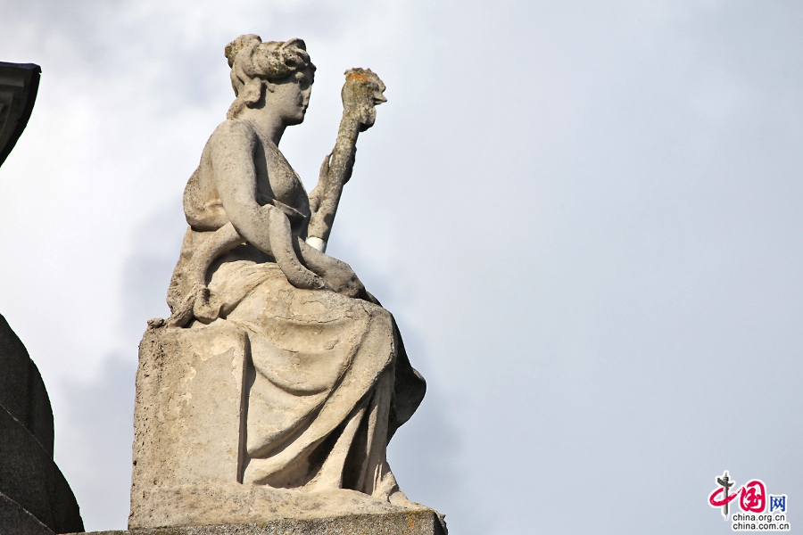 圣三一学院钟楼上雕塑