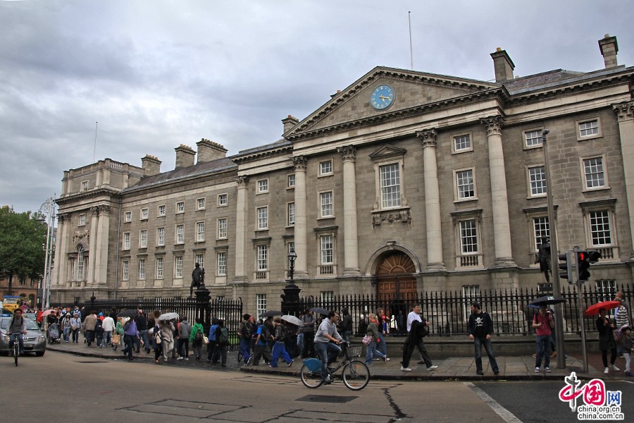 圣三一学院北侧大门